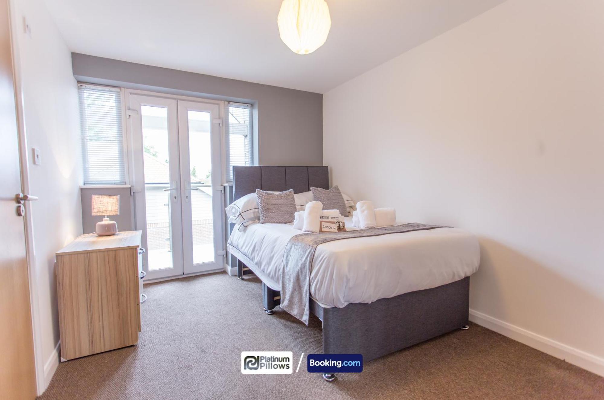 Modern Oxford 2 Bedroom Apartments, Near John Radcliffe Hospital, Families & Contractor Accommodation Apartment *