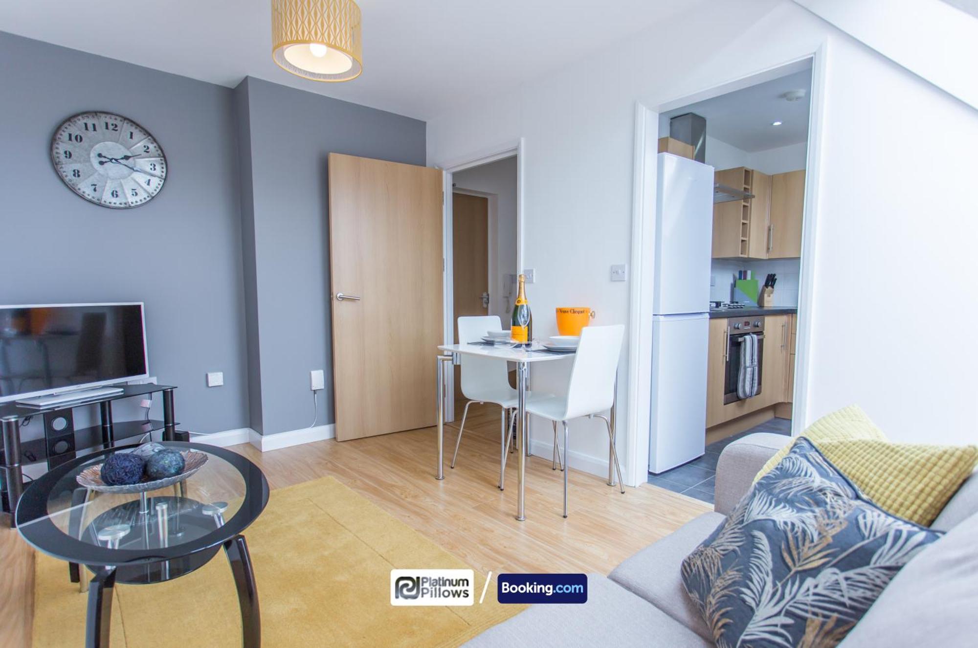 Modern Oxford 2 Bedroom Apartments, Near John Radcliffe Hospital, Families & Contractor Accommodation Apartment
